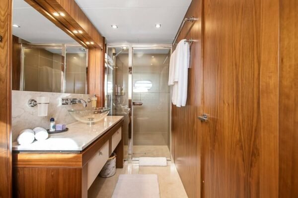 2013 Sunseeker Predator 115 EVEREAST FOR SALE - Image 16