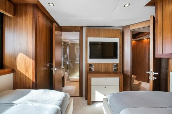 2013 Sunseeker Predator 115 EVEREAST FOR SALE - Image 19