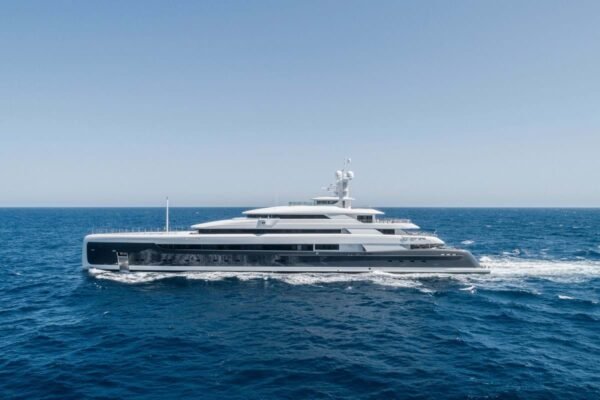 ILLUSION PLUS Motor yacht for sale - Image 28