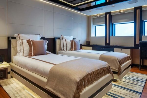 ILLUSION PLUS Motor yacht for sale - Image 14