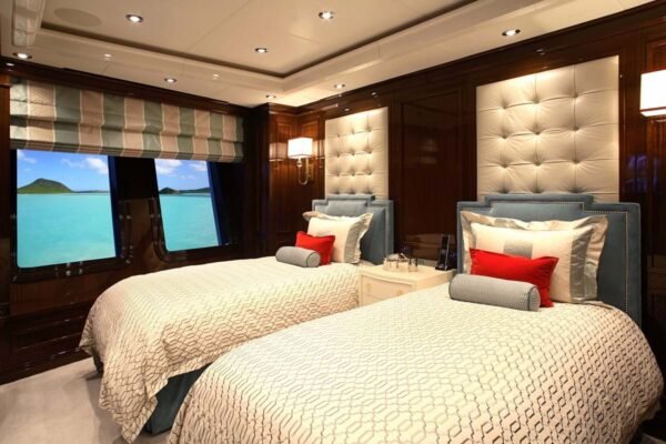 INVICTUS Motor yacht for sale - Image 9